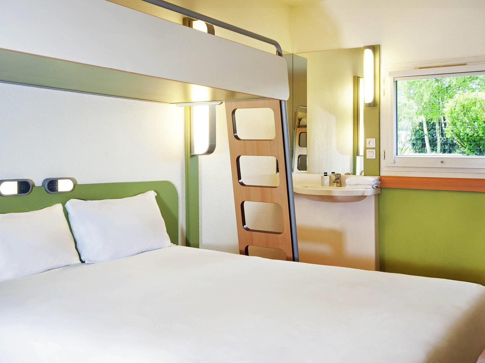 Triple Room, Multiple Beds | Desk, soundproofing, free WiFi, bed sheets