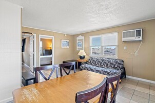 Apartamento, 2 quartos | Wi-Fi de cortesia, roupa de cama