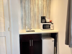 Private kitchen | Fridge, coffee/tea maker