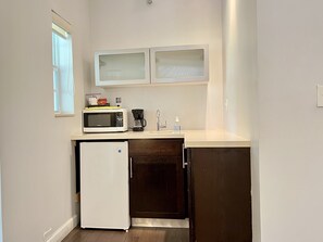 Private kitchen | Fridge, coffee/tea maker