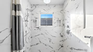 Ático de lujo, balcón, vistas al mar | Baño | Artículos de higiene personal gratuitos, secador de pelo y toallas