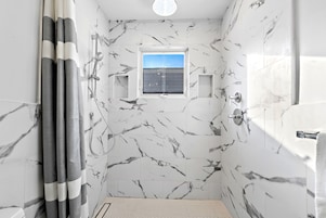 Ático de lujo, balcón, vistas al mar | Baño | Artículos de higiene personal gratuitos, secador de pelo y toallas