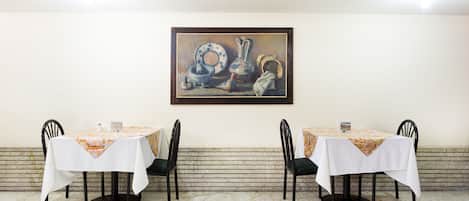 Aperto a colazione, pranzo e cena, cucina internazionale