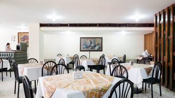 Se sirven desayunos, comidas, cenas y cocina internacional