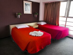 Triple Room | In-room safe, desk, free WiFi, wheelchair access - Hotel Maria Teresa (Salamanca)