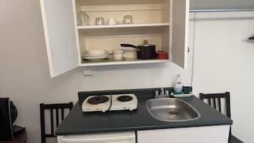 Premier Room, 2 Queen Beds, Kitchenette, Ground Floor | Free WiFi, bed sheets