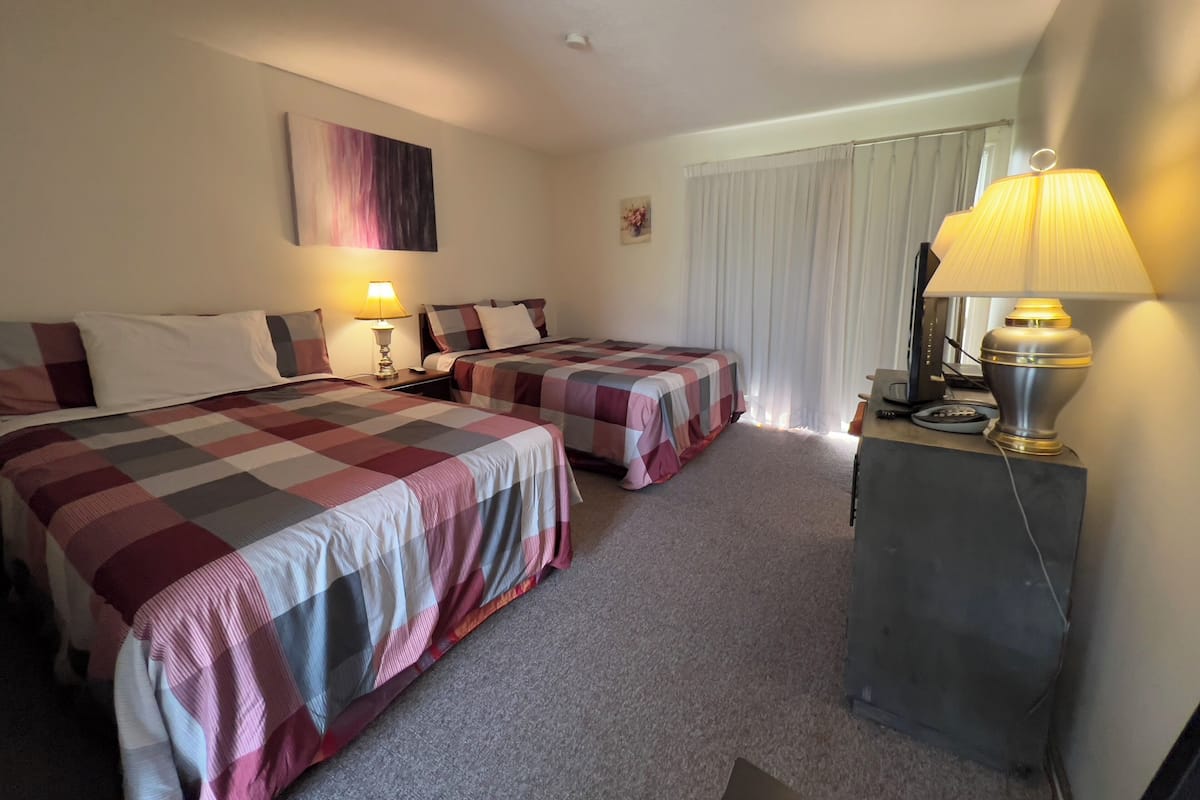 Habitación Premier, 2 camas de matrimonio, cocina básica (2nd Floor) | Wifi gratis y ropa de cama