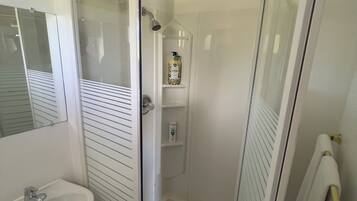 Premier Room, 1 Queen Bed, Kitchenette (2nd Floor) | Bathroom | Free toiletries, towels, soap, shampoo