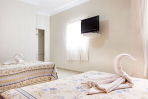 Habitación estándar doble | Caja fuerte, escritorio, wifi gratis y ropa de cama