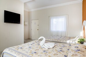 Habitación estándar doble | Caja fuerte, escritorio, wifi gratis y ropa de cama
