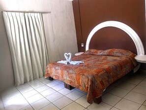 Habitación estándar doble | Caja fuerte, escritorio, wifi gratis y ropa de cama