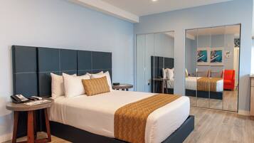 Rom – junior, 1 queensize-seng med sovesofa | Sengetøy av topp kvalitet, safe på rommet og skrivebord