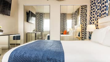 Suite, 1 cama Queen size y sofá cama, balcón | Ropa de cama de alta calidad y caja de seguridad en la habitación