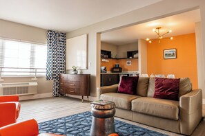 Suite, 1 queensize-seng med sovesofa, balkong | Oppholdsområde | En 42-tommers plasma-TV med kabel-kanaler samt TV