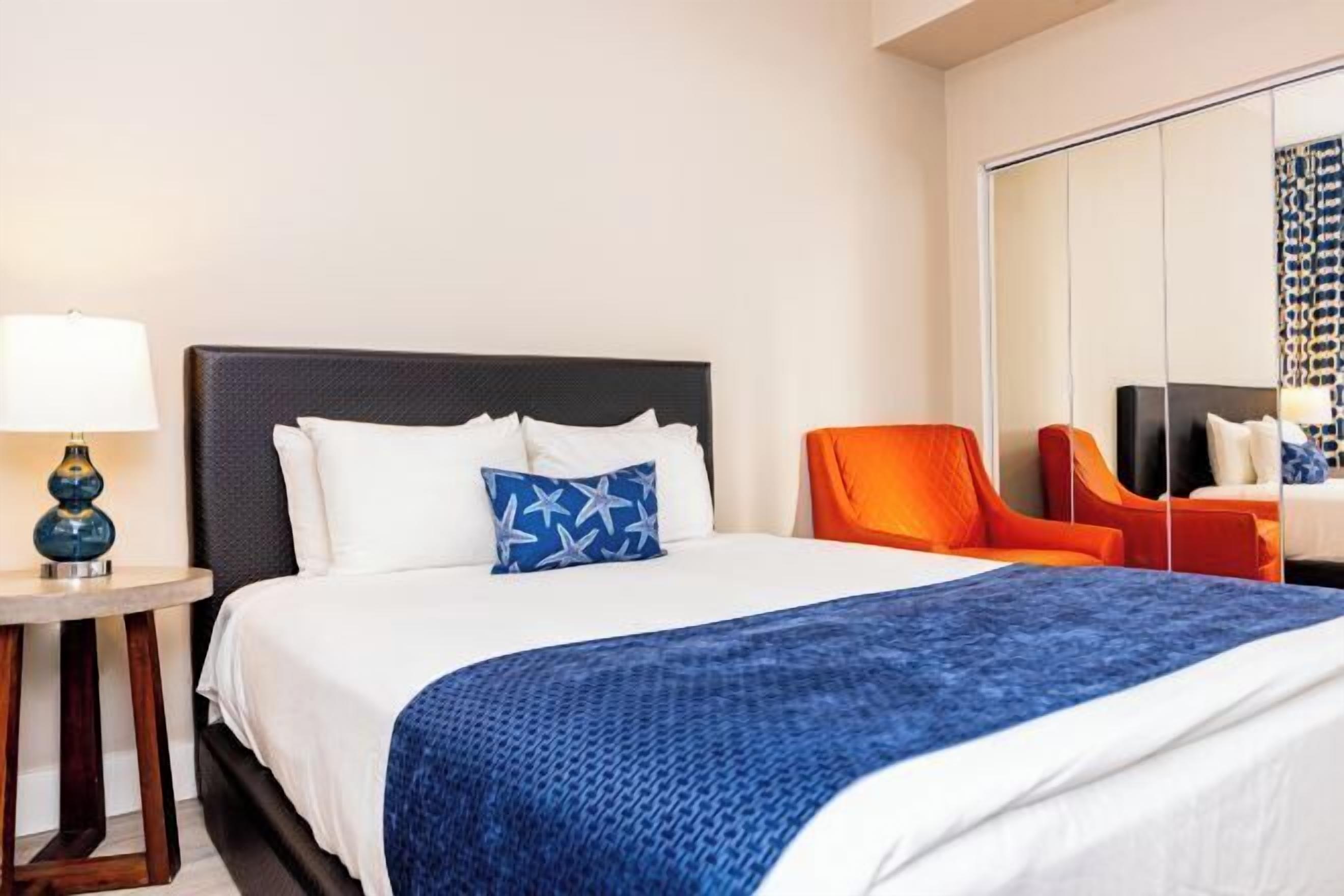 Premium bedding, in-room safe, desk, iron/ironing board