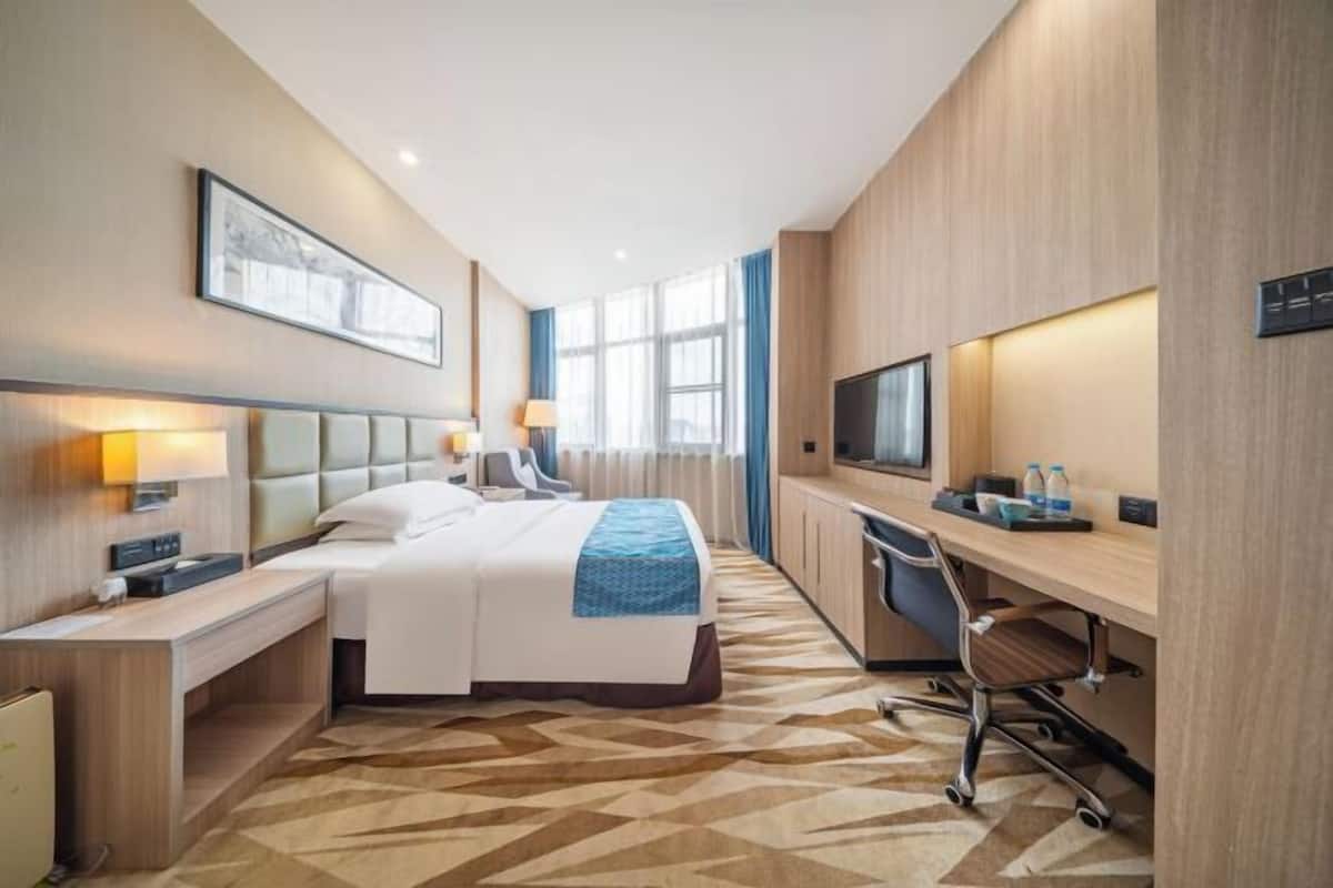 Hypo-allergenic bedding, minibar, in-room safe, desk