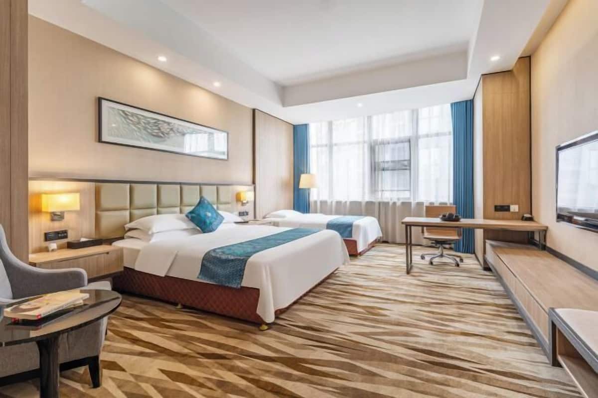 Hypo-allergenic bedding, minibar, in-room safe, desk