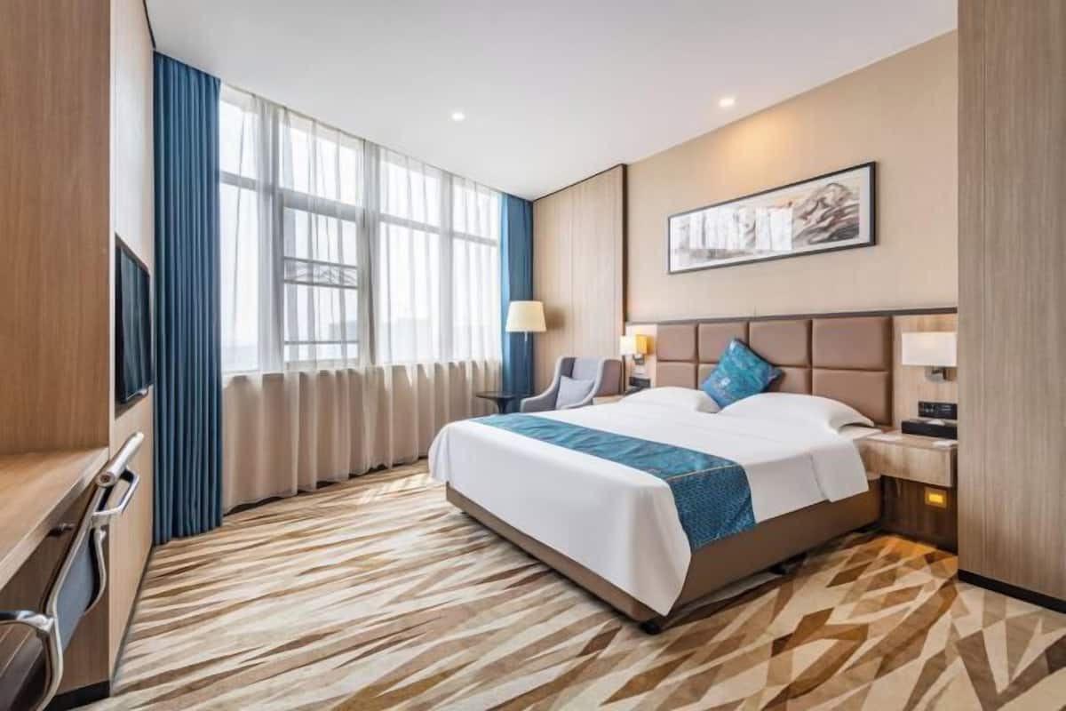 Hypo-allergenic bedding, minibar, in-room safe, desk