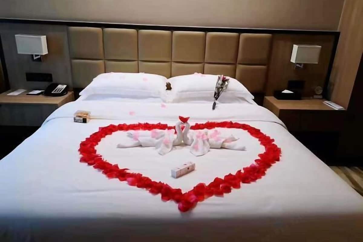 Hypo-allergenic bedding, minibar, in-room safe, desk