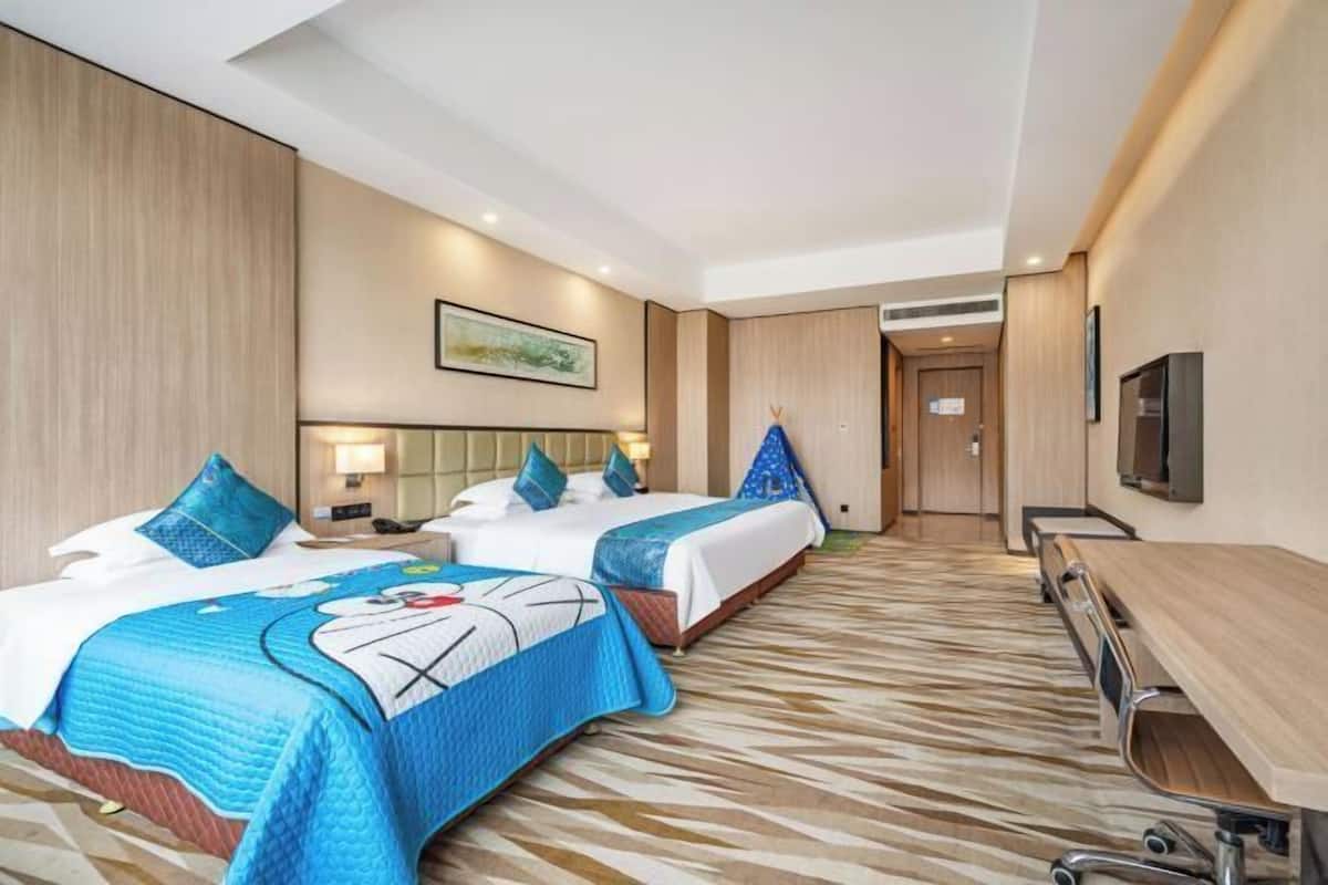 Hypo-allergenic bedding, minibar, in-room safe, desk