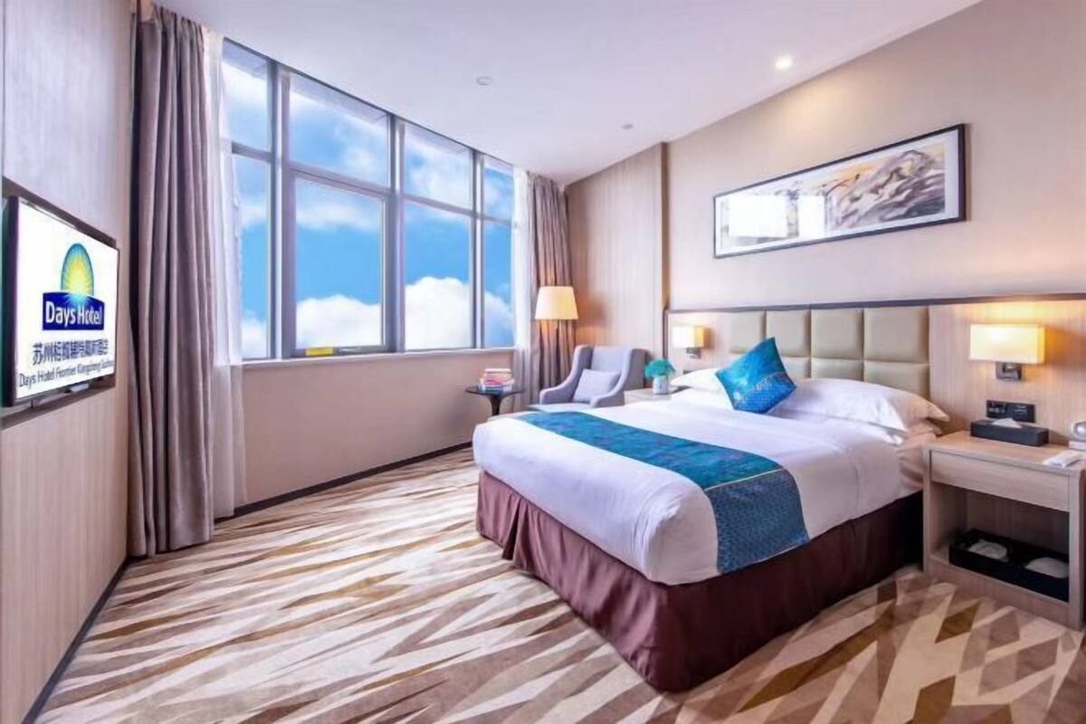 Hypo-allergenic bedding, minibar, in-room safe, desk