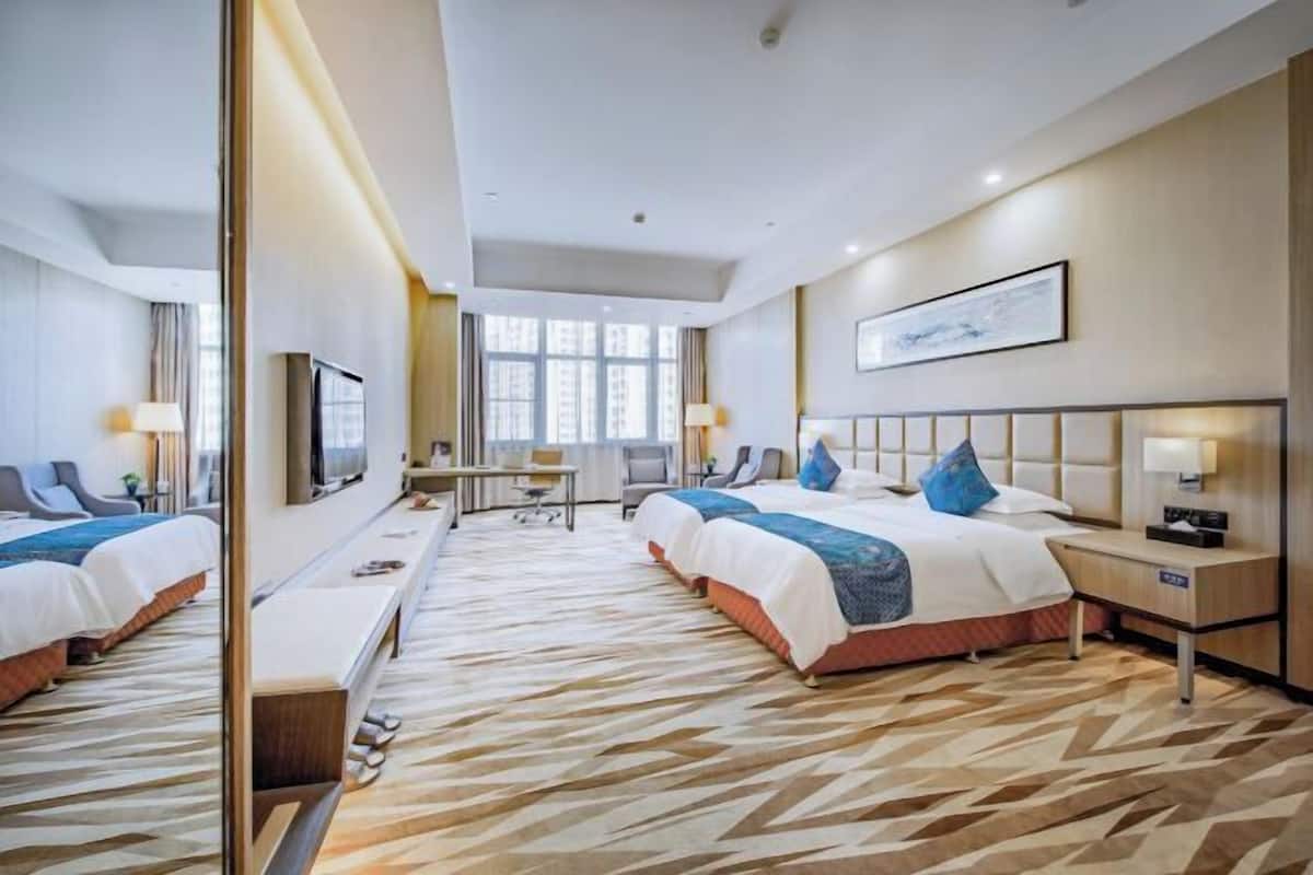 Hypo-allergenic bedding, minibar, in-room safe, desk