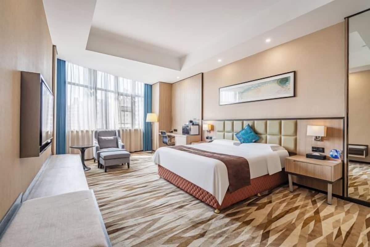 Hypo-allergenic bedding, minibar, in-room safe, desk