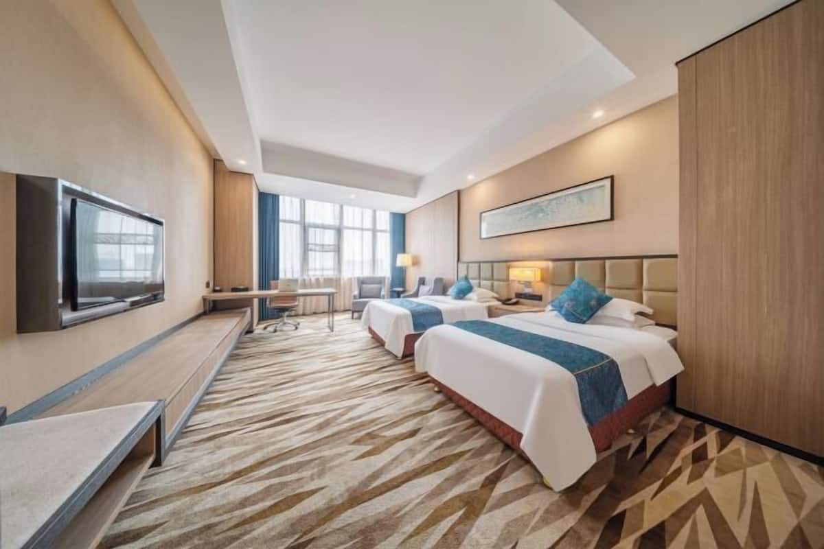 Hypo-allergenic bedding, minibar, in-room safe, desk