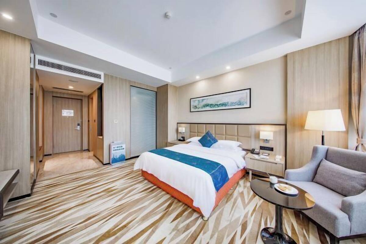 Hypo-allergenic bedding, minibar, in-room safe, desk