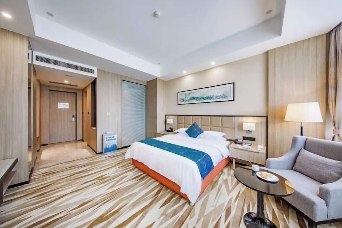 Hypo-allergenic bedding, minibar, in-room safe, desk