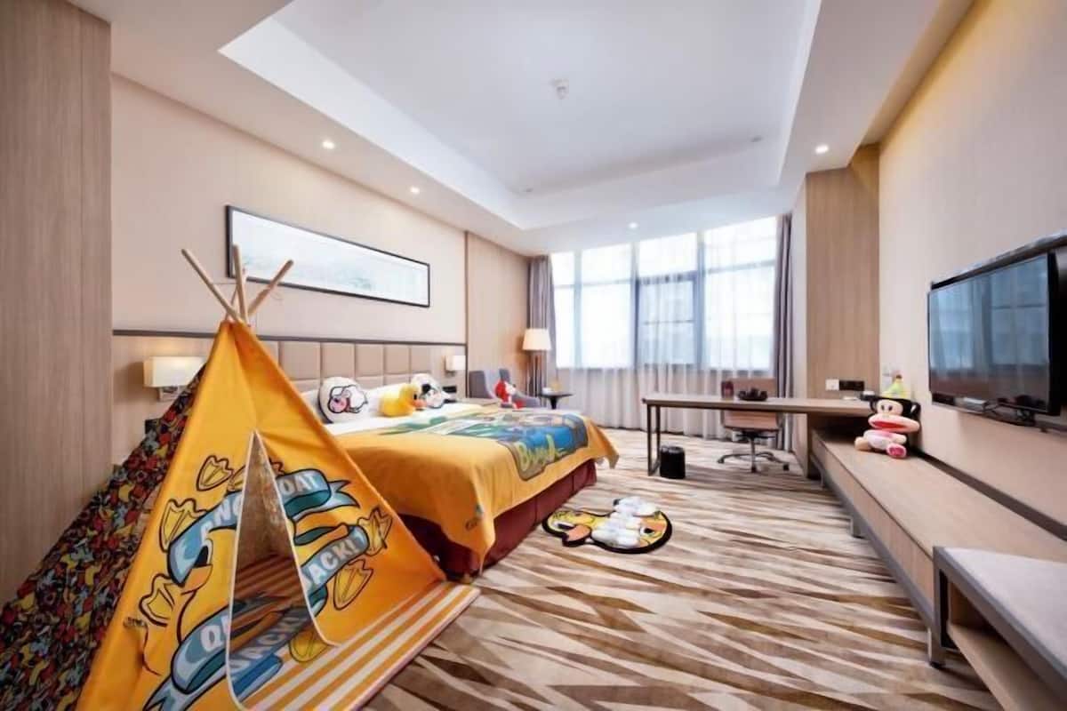 Hypo-allergenic bedding, minibar, in-room safe, desk