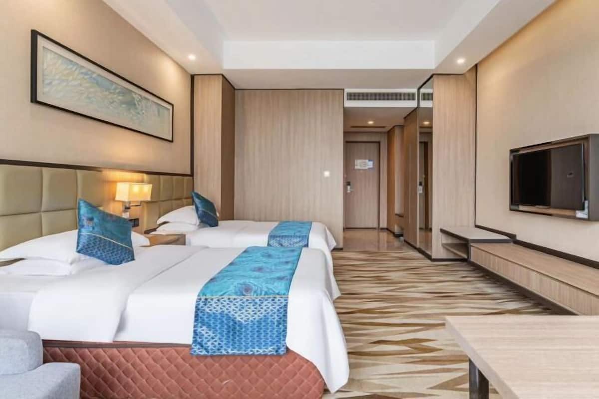 Hypo-allergenic bedding, minibar, in-room safe, desk