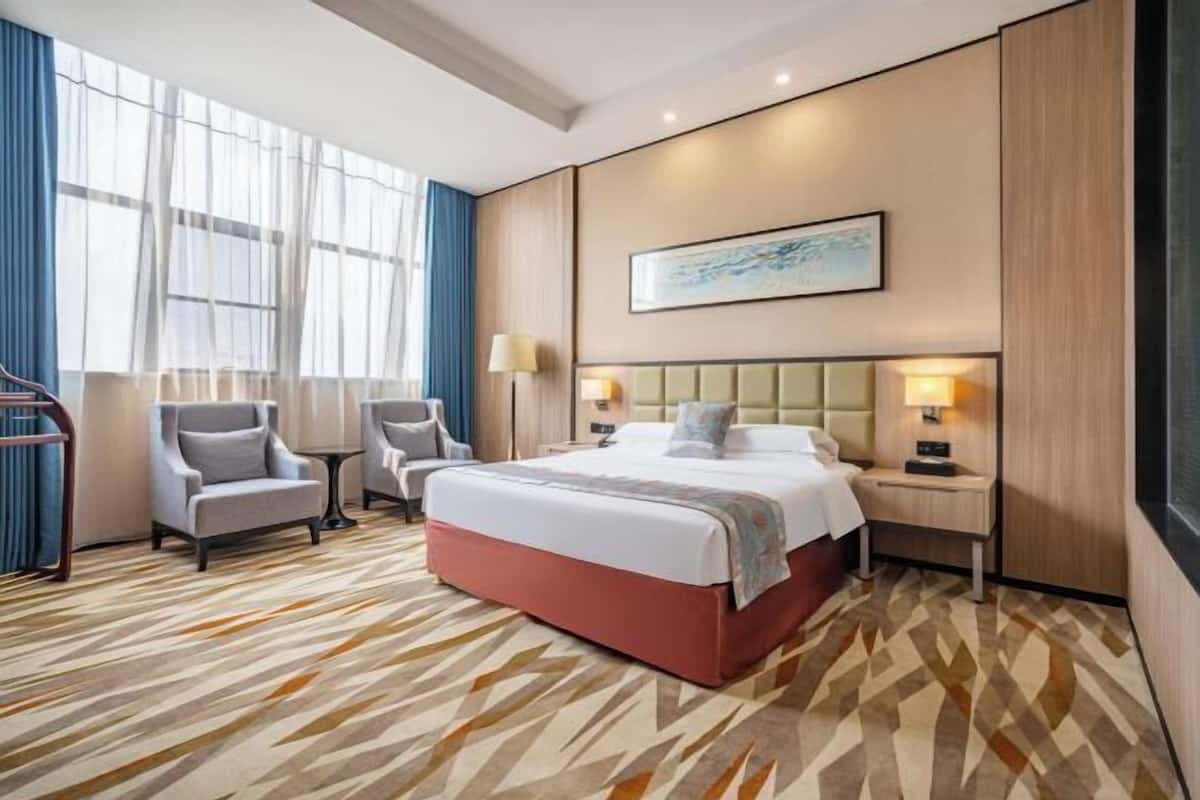 Hypo-allergenic bedding, minibar, in-room safe, desk