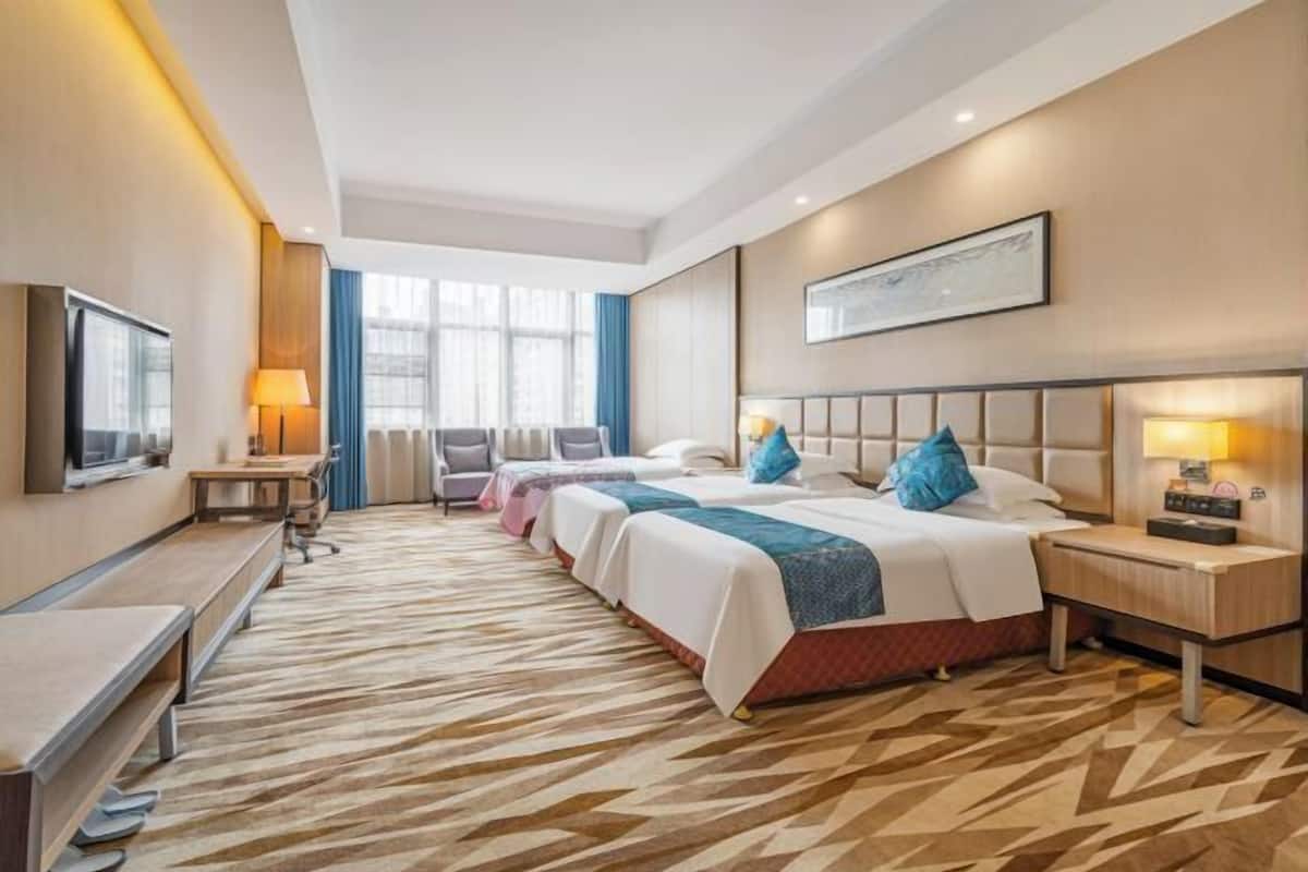 Hypo-allergenic bedding, minibar, in-room safe, desk