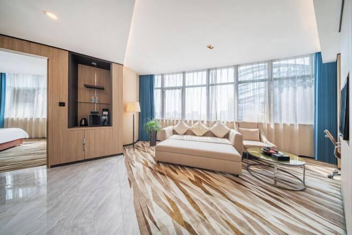 Hypo-allergenic bedding, minibar, in-room safe, desk