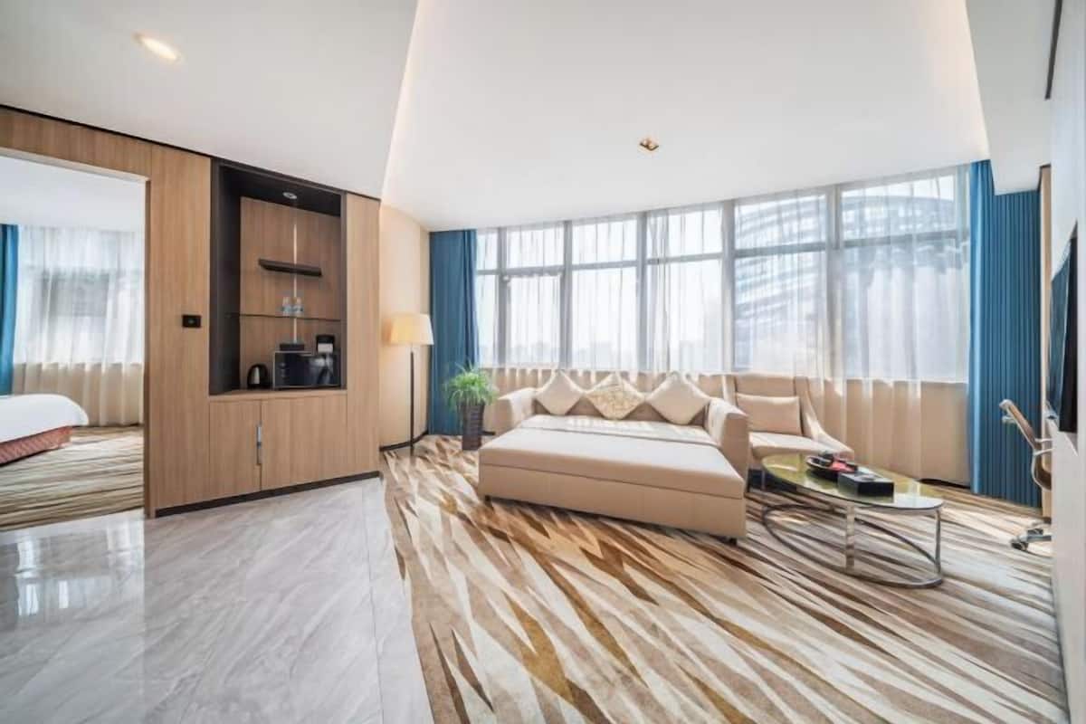 Hypo-allergenic bedding, minibar, in-room safe, desk