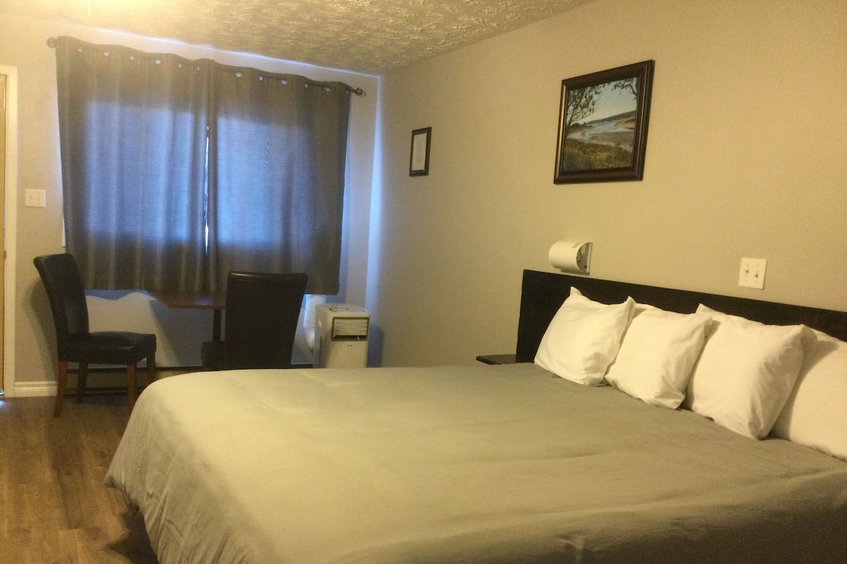 Standardzimmer, 1 King-Bett, Kühlschrank und Mikrowelle