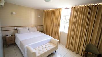 Minibar, safe pÄ rommet, skrivebord og blendingsgardiner