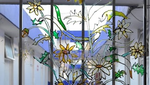 Una ventana de vitral con motivos florales.