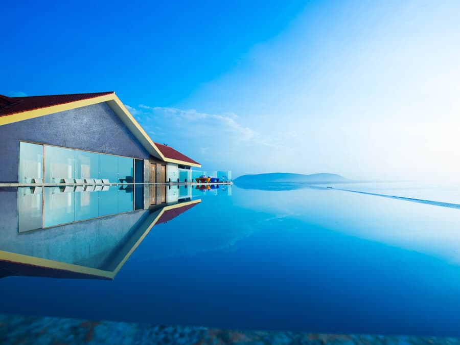 Una piscina al aire libre, tumbonas