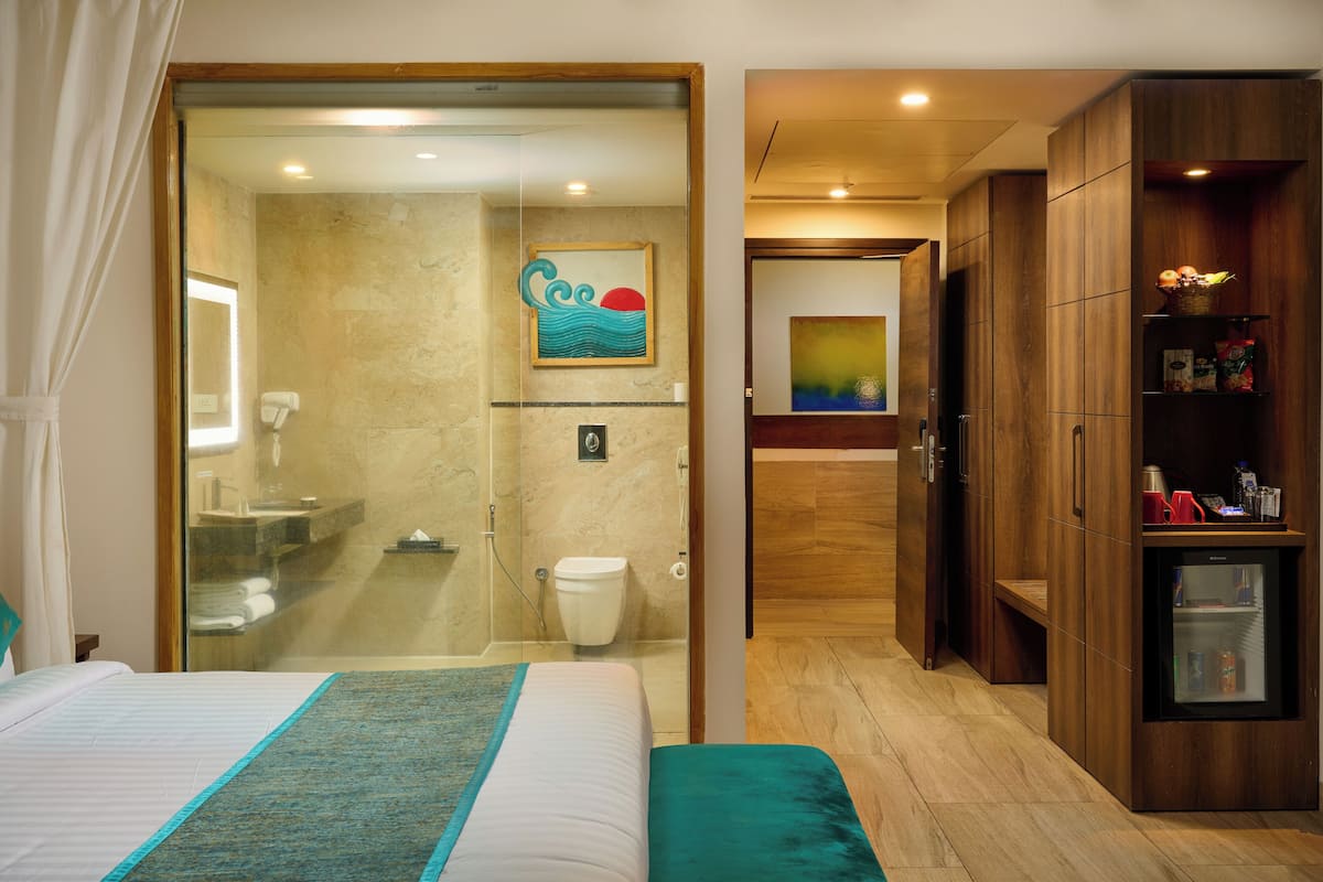 deluxe room, 1 double bed, executive level | bathroom | shower, eco-friendly toiletries, hair dryer, bathrobes