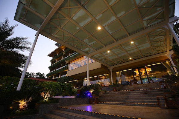 Vista frontal de la propiedad por la tarde o noche