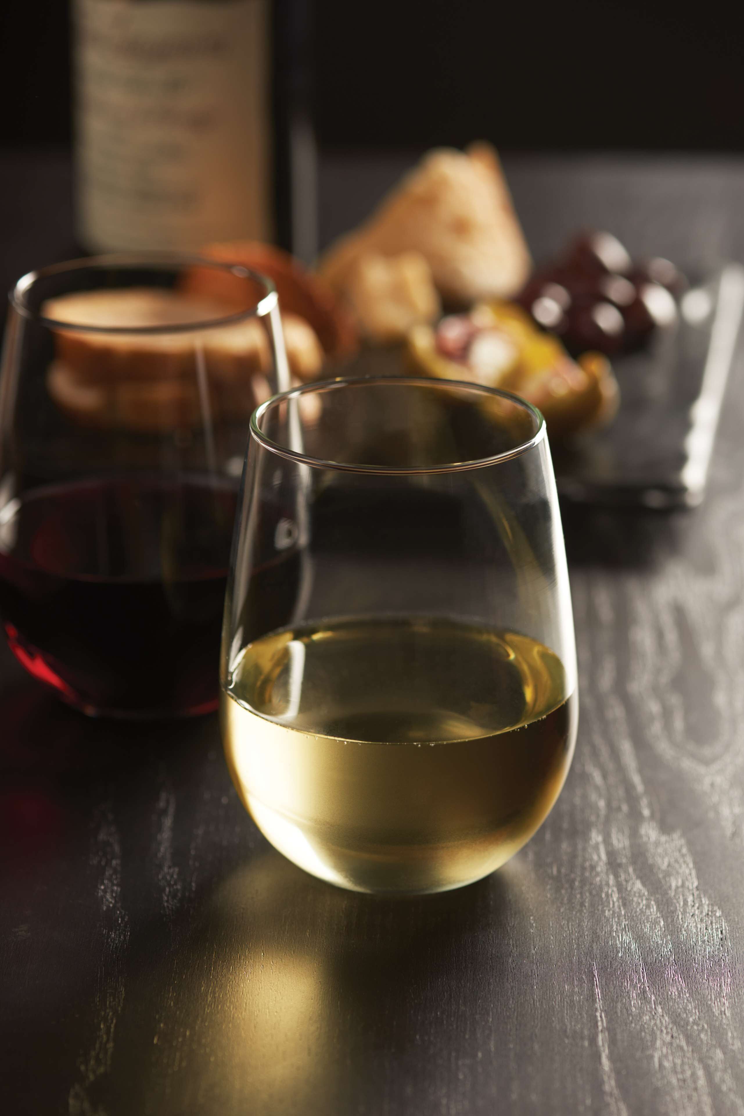 serves breakfast, lunch and dinner