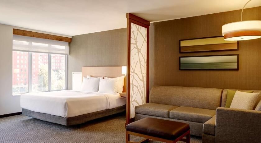 Hypo-allergenic bedding, down comforters, in-room safe, desk