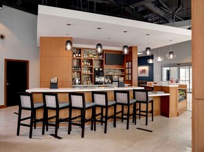 Serves breakfast, lunch and dinner - Hyatt Place Arlington/Courthouse Plaza (Arlington)
