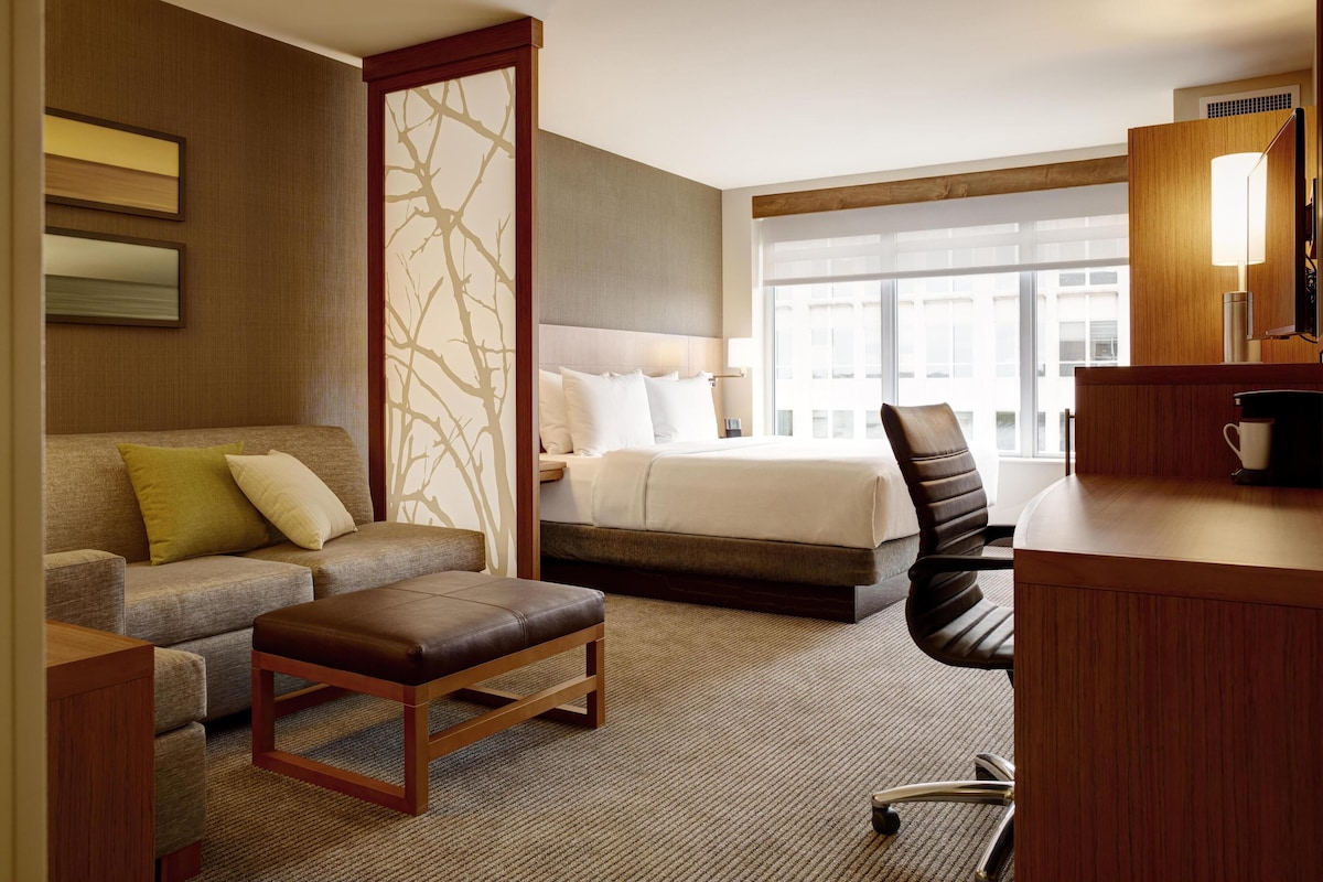 Hypo-allergenic bedding, down duvets, in-room safe, desk