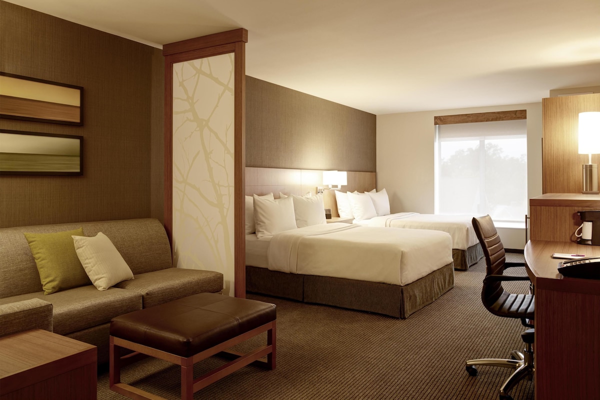 Hypo-allergenic bedding, down duvets, in-room safe, desk