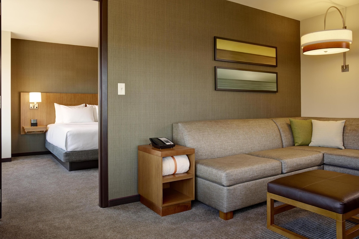 Hypo-allergenic bedding, down duvets, in-room safe, desk
