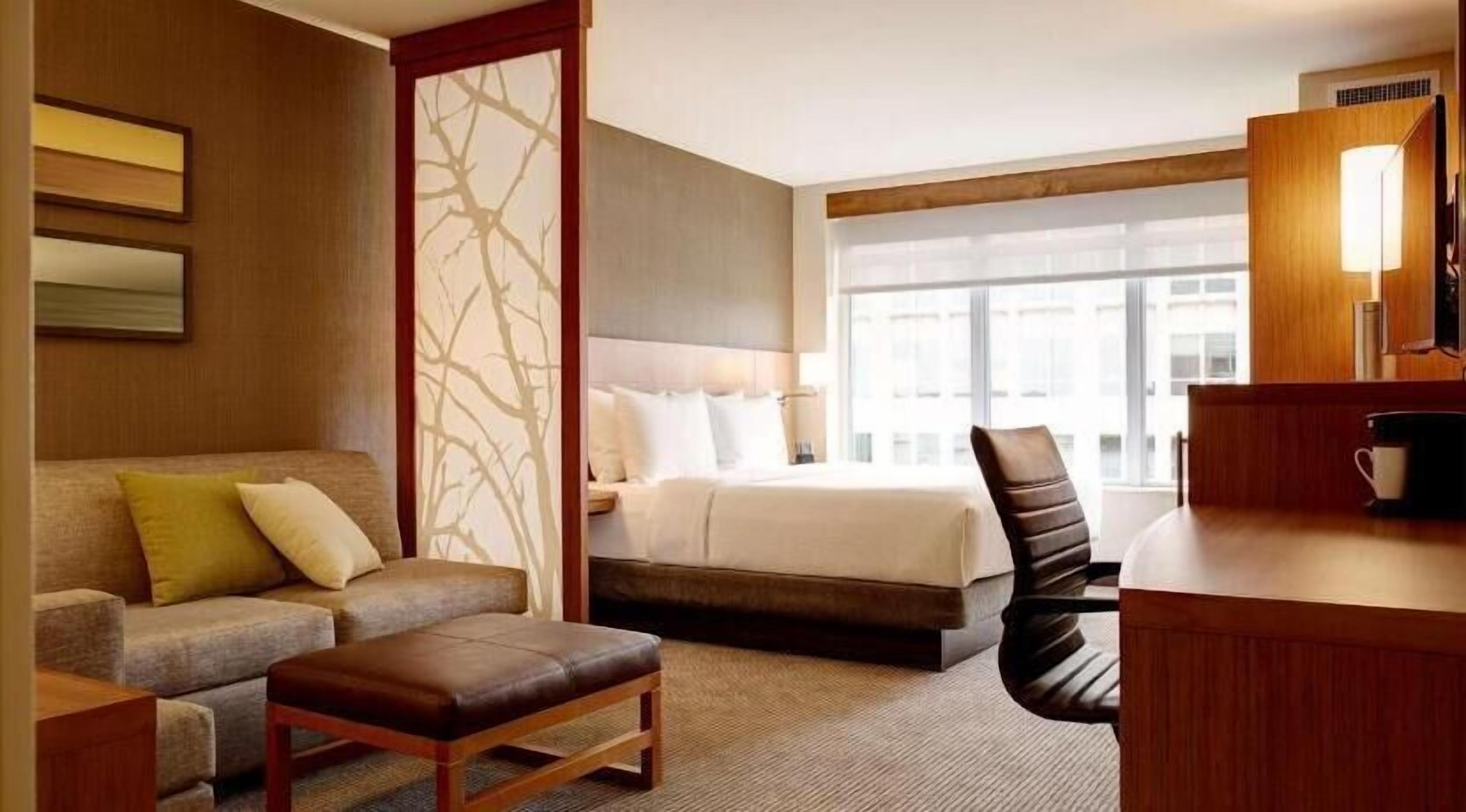 Hypo-allergenic bedding, down comforters, in-room safe, desk