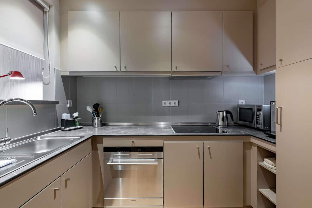 hypo-allergenic bedding, in-room safe, desk, laptop workspace